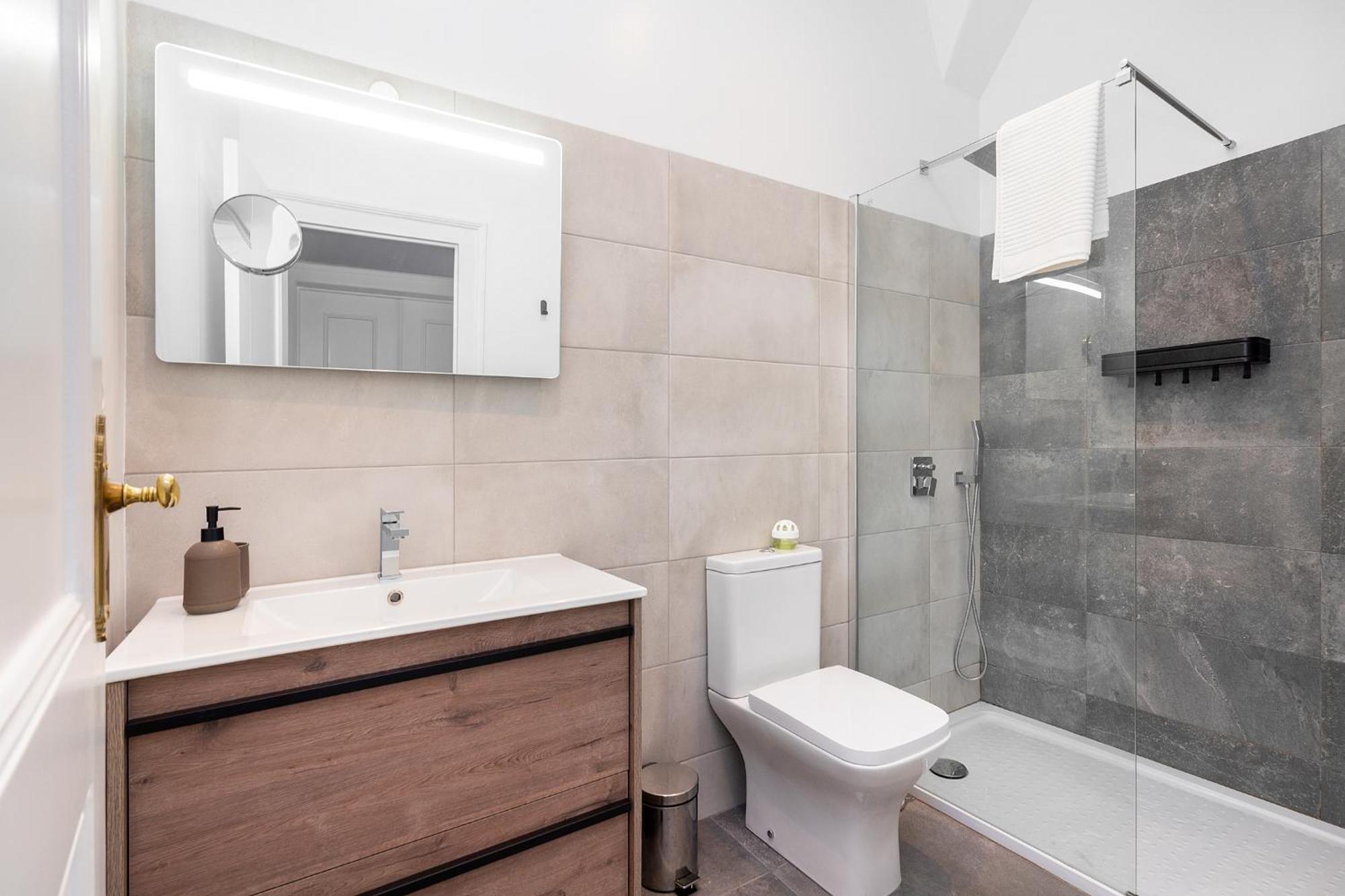Design Flat, Luxury, 7 People, Pool & Garden Apartment *
